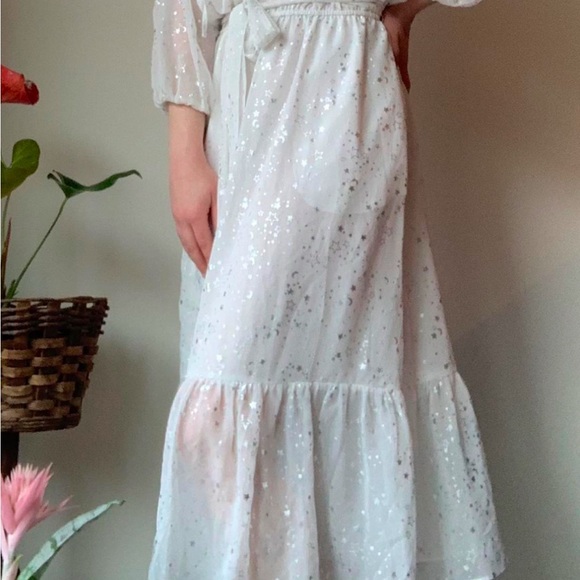 Elegant White Dress with Sparkling Details - Picture 2 of 4